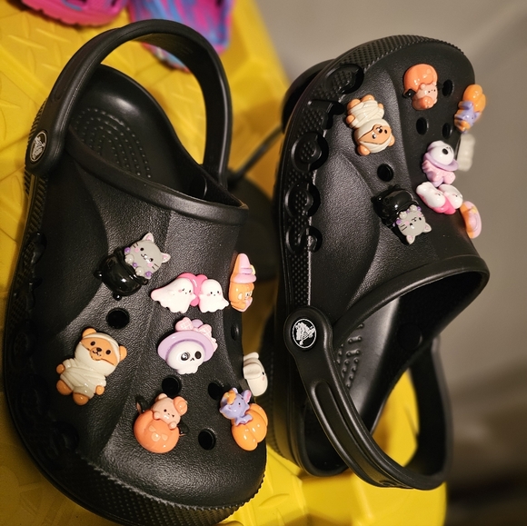 🎃NEW! Black Baya Clogs Fully Customized with Exclusive Handmade Charms👻 - Picture 4 of 8